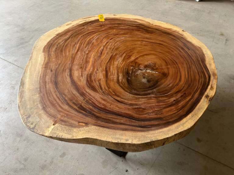 Table A20 en suar massif cercle avec veinage marqué Mazawood
