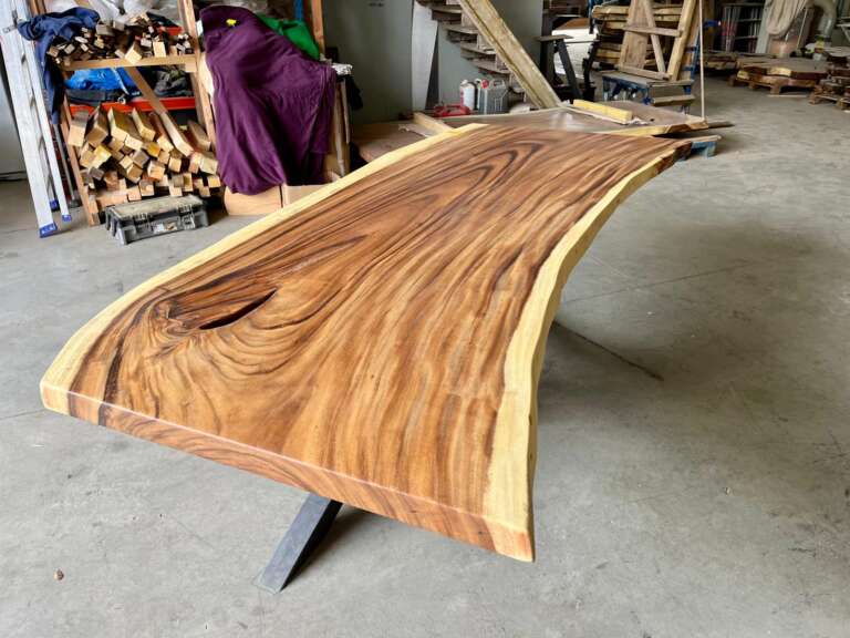 Vue d’un bureau en bois suar massif modèle T7
