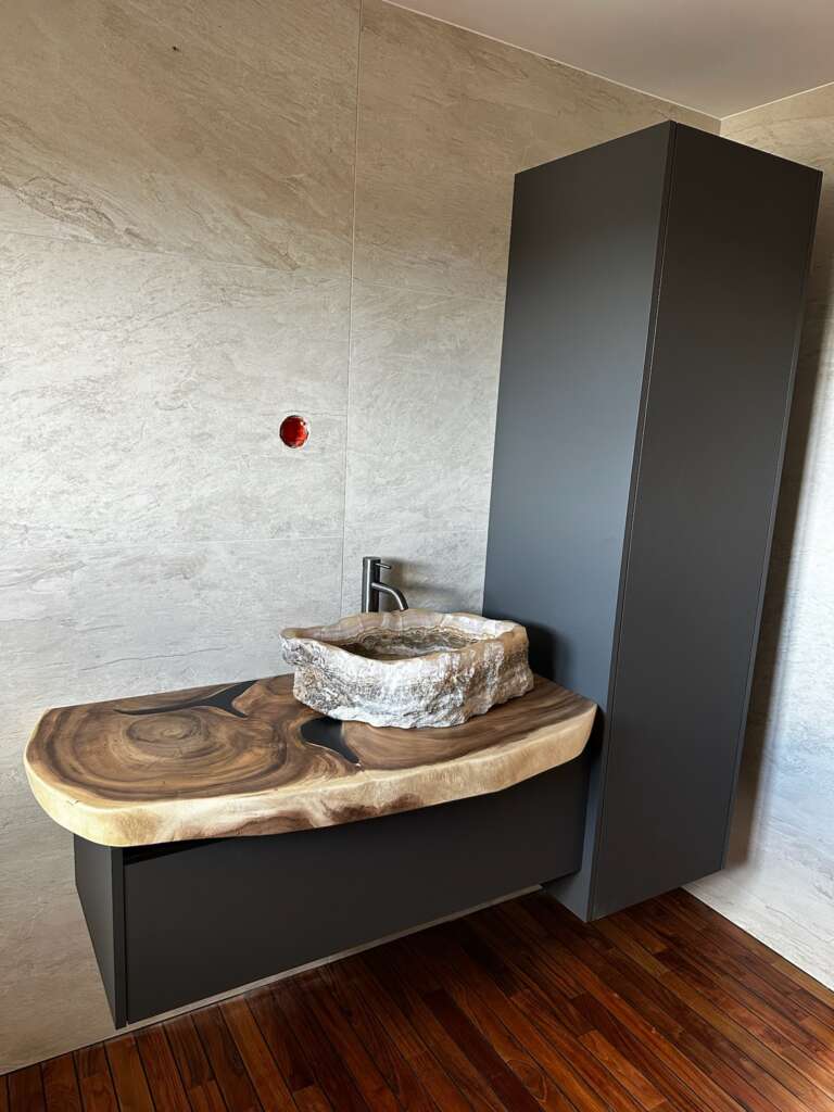Création artisanale de meuble salle de bain bois design sur mesure