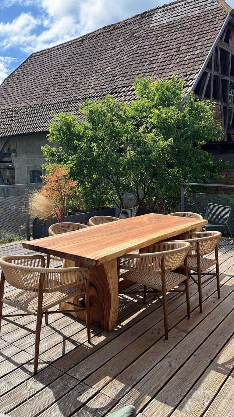 Mobilier extérieur haut de gamme – table en bois massif sur mesure