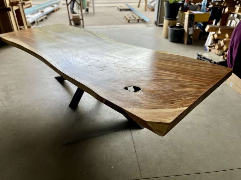 Plateau en suar massif T8 pour table haut de gamme 300 cm