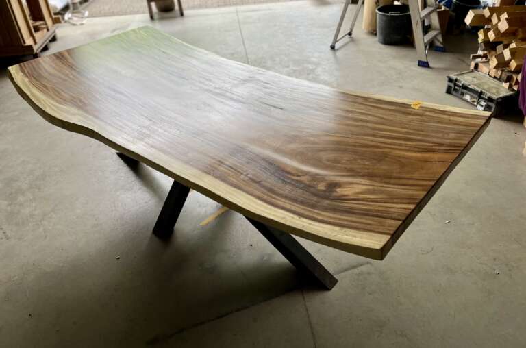 Table en suar massif haut de gamme avec piétement Pall