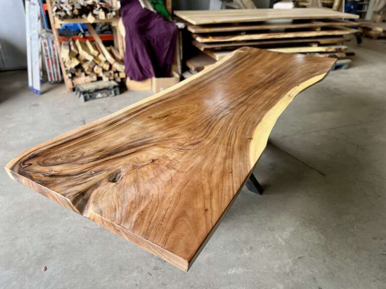 Vue d’une table en suar massif 300 cm avec piétement Pall