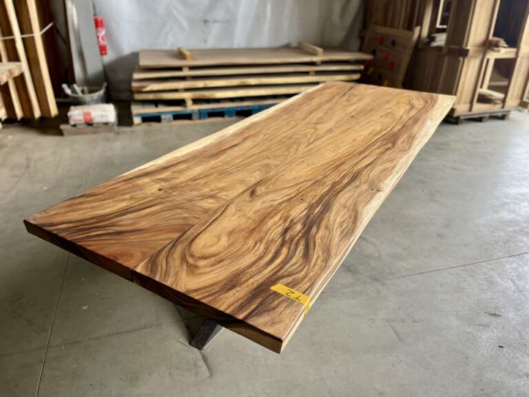 Table en bois suar massif sur mesure avec piétement Pall