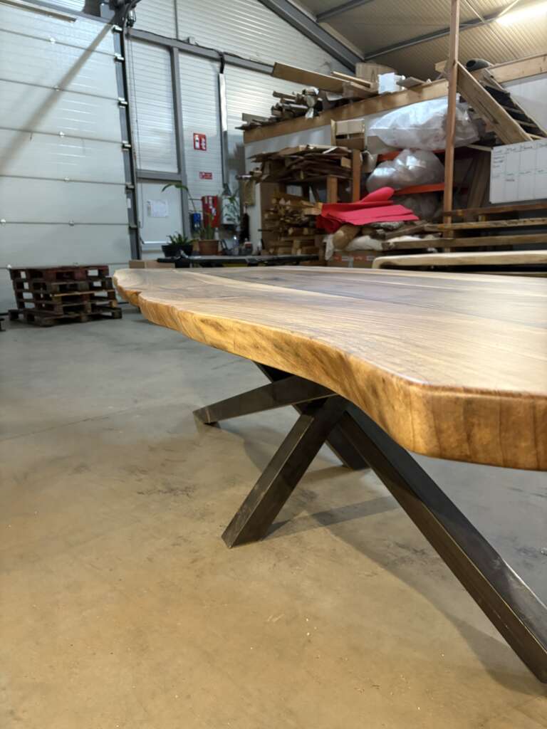 Table à manger en noyer massif T18