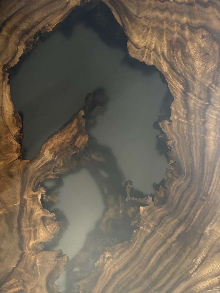 Table basse en suar avec résine époxy noire effet fumé A35