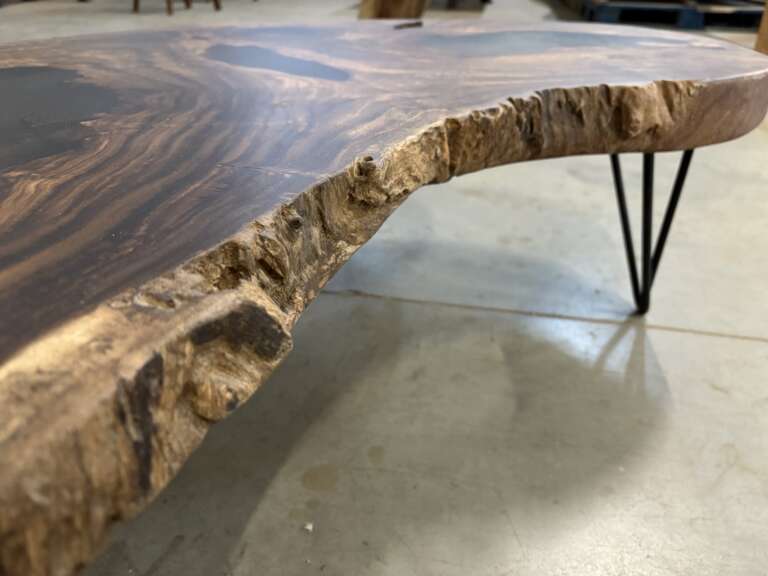 Table basse en suar avec résine époxy noire effet fumé A35