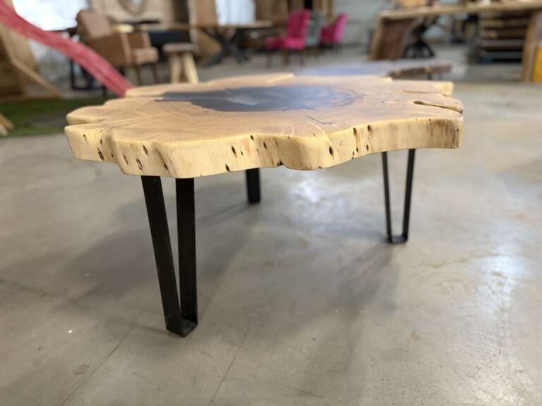 Table basse en palissandre des Indes avec résine époxy effet verre dépoli A34