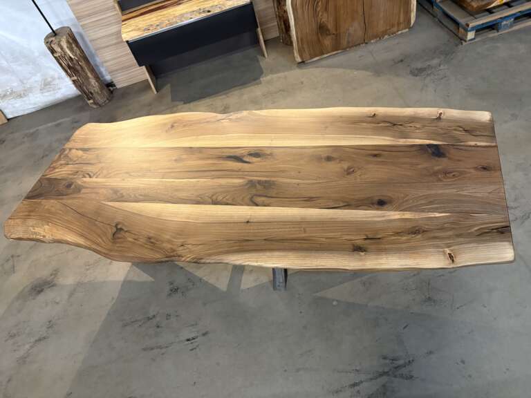 Table à manger en noyer massif T18