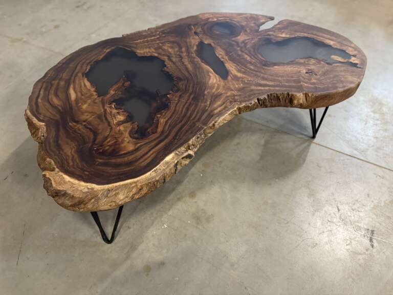 Table basse en suar massif avec résine époxy noire effet fumé