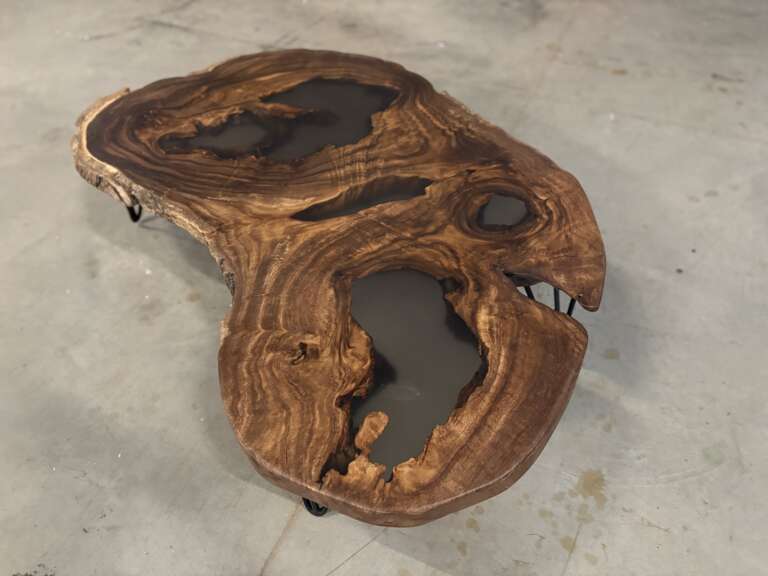 Table basse en suar avec résine époxy noire effet fumé A35