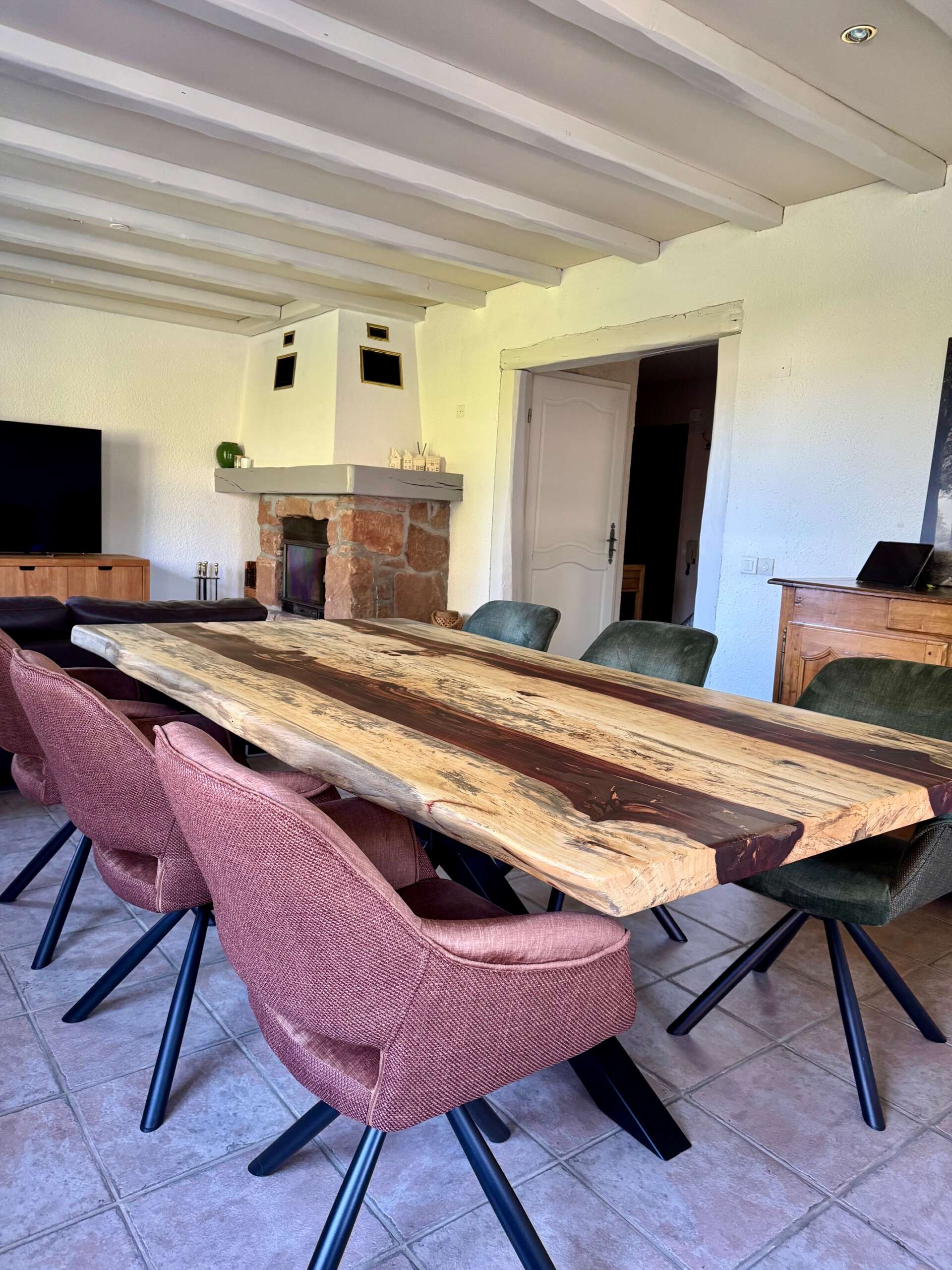 table à manger en palissandre des indes sur mesure une présence brute et affirmée