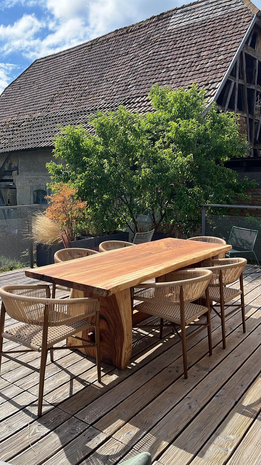 table et bancs d’extérieur en suar massif un ensemble pensé pour le partage